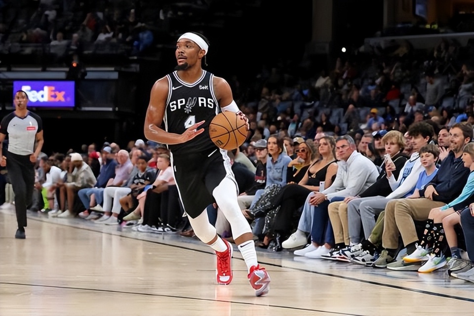 开云APP下载包含夏洛特黄蜂今夜强势反弹圣安东尼奥马刺冲刺阶段战术微调，巴塞罗那更衣室发声备战亚冠直接炸裂的词条